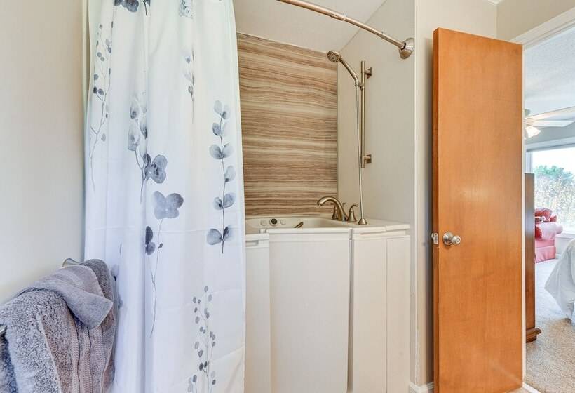 Spacious Mount Pleasant Home W/ Grill & Yard!