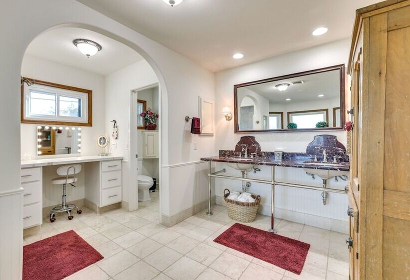 Spacious Uptown Phoenix Home W/ Pool & Yard Games!