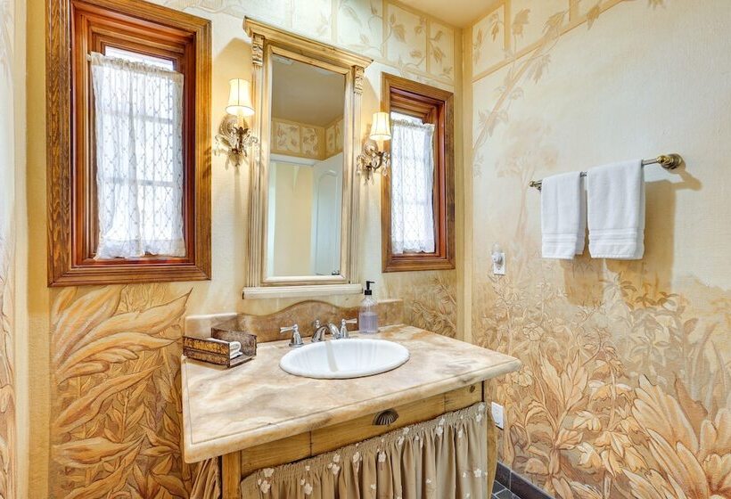 Spacious Uptown Phoenix Home W/ Pool & Yard Games!