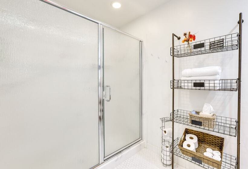 Spacious Uptown Phoenix Home W/ Pool & Yard Games!