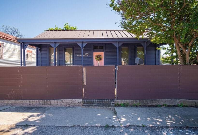 Stunning 3br/2ba Haven In Downtown S Heart