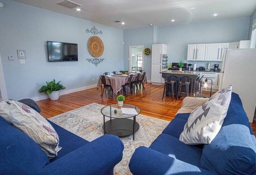 Stunning 3br/2ba Haven In Downtown S Heart