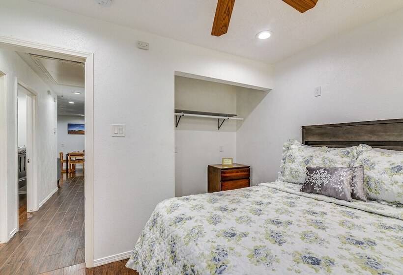 Sunny Houston Home: Near Golfing & Nature Trails