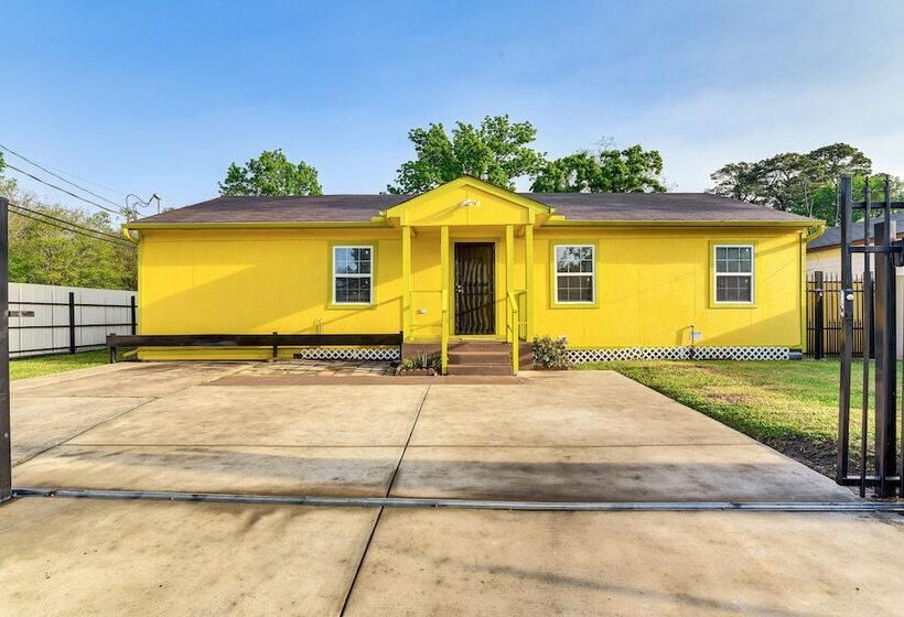Sunny Houston Home: Near Golfing & Nature Trails