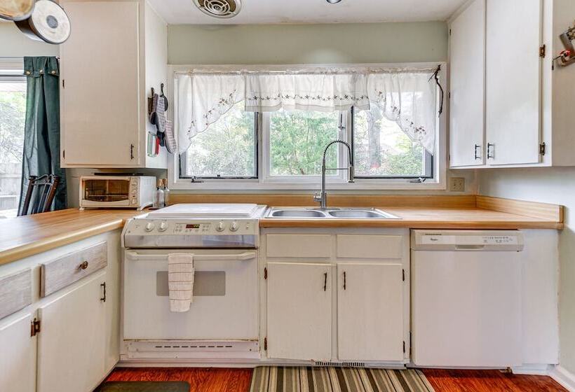 Near Golf & Marina: Sunset Beach Getaway!