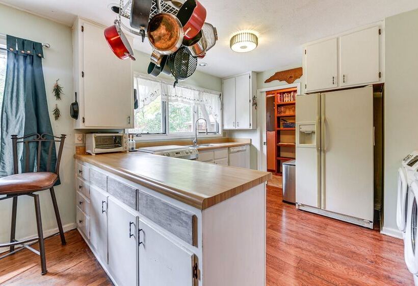 Near Golf & Marina: Sunset Beach Getaway!