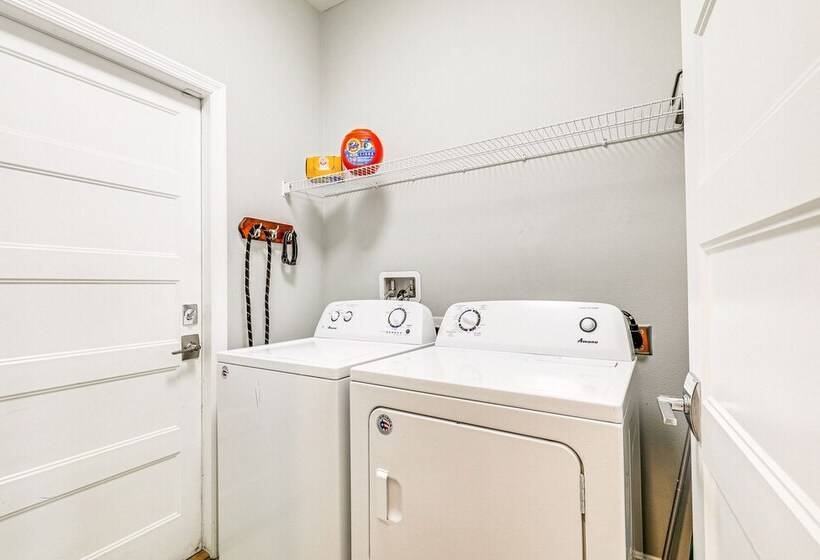 Tampa Home W/ Fire Pit, Grill, Cornhole + More!