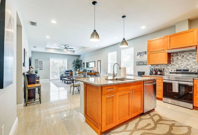 Tampa Home W/ Fire Pit, Grill, Cornhole + More!