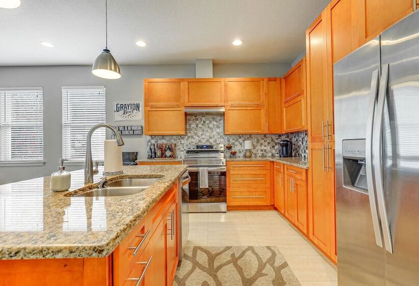 Tampa Home W/ Fire Pit, Grill, Cornhole + More!