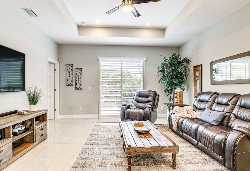 Tampa Home W/ Fire Pit, Grill, Cornhole + More!