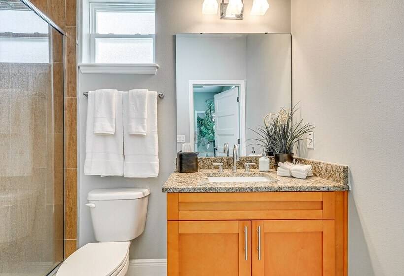 Tampa Home W/ Fire Pit, Grill, Cornhole + More!