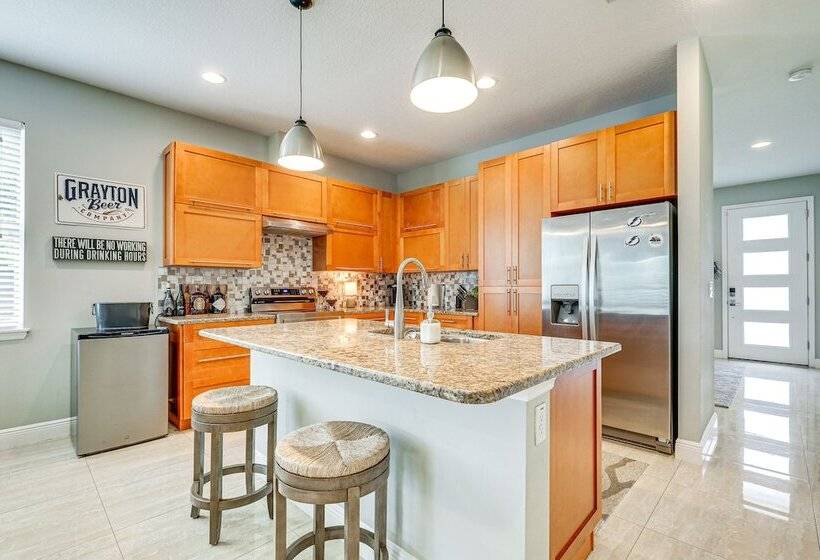 Tampa Home W/ Fire Pit, Grill, Cornhole + More!