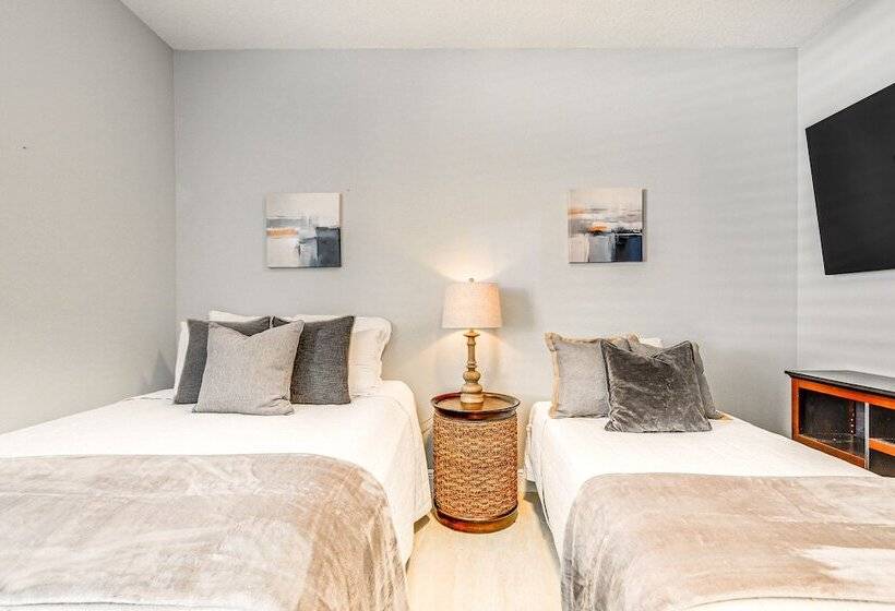 Tampa Home W/ Fire Pit, Grill, Cornhole + More!