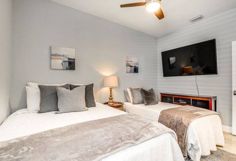 Tampa Home W/ Fire Pit, Grill, Cornhole + More!