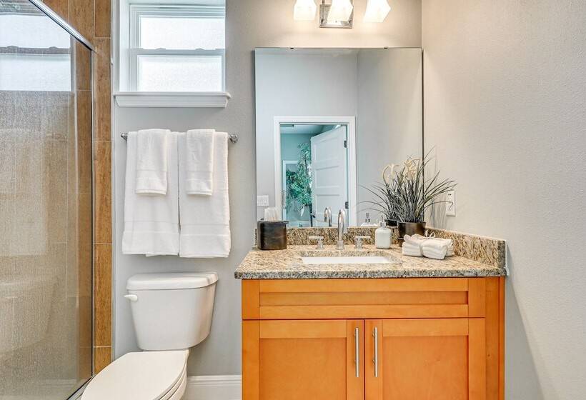 Tampa Home W/ Fire Pit, Grill, Cornhole + More!