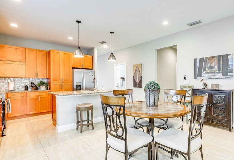 Tampa Home W/ Fire Pit, Grill, Cornhole + More!