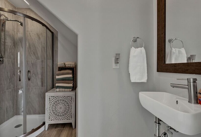 The Elizabeth Cottage