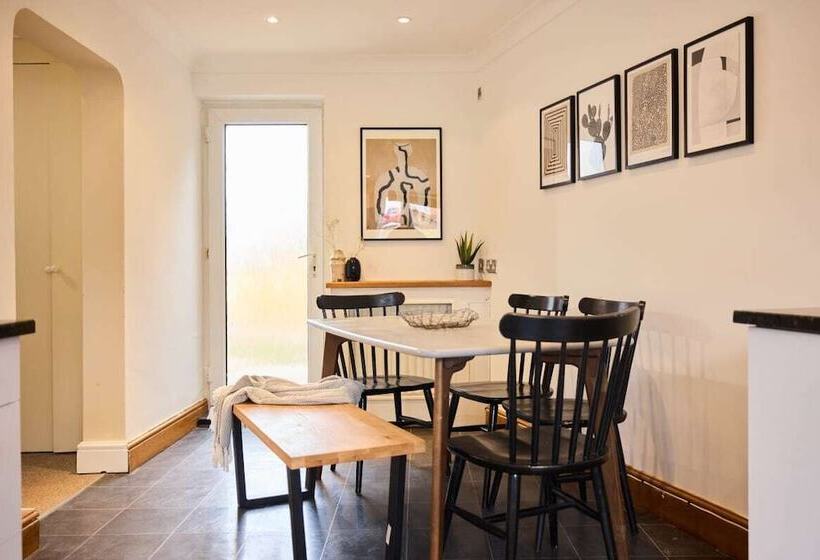 The Enfield Place   Elegant 4bdr House With Garden