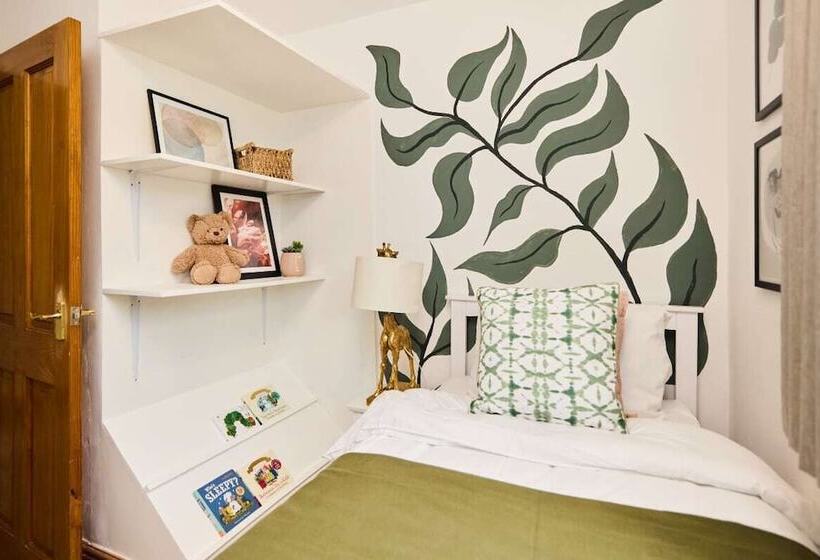 The Enfield Place   Elegant 4bdr House With Garden