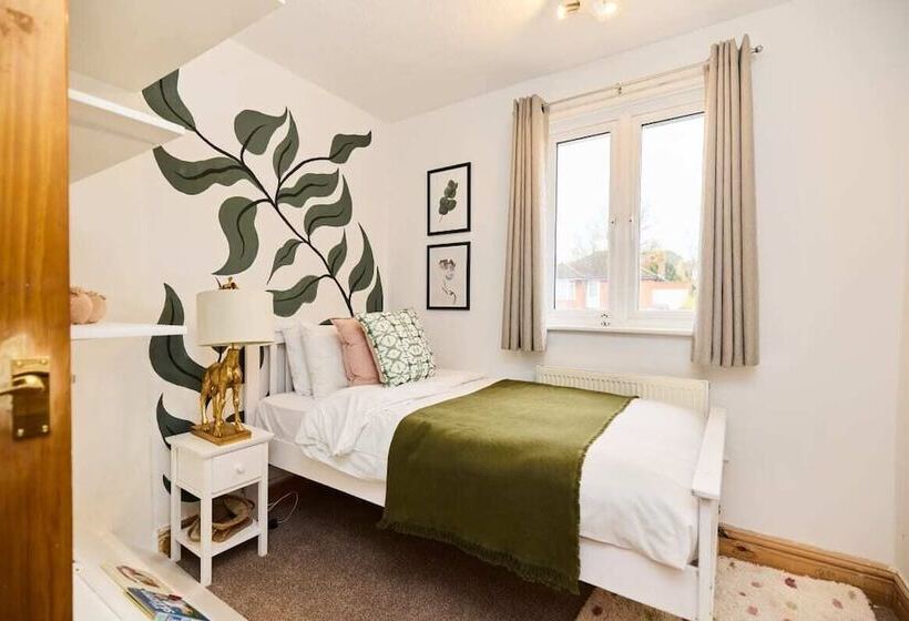 The Enfield Place   Elegant 4bdr House With Garden