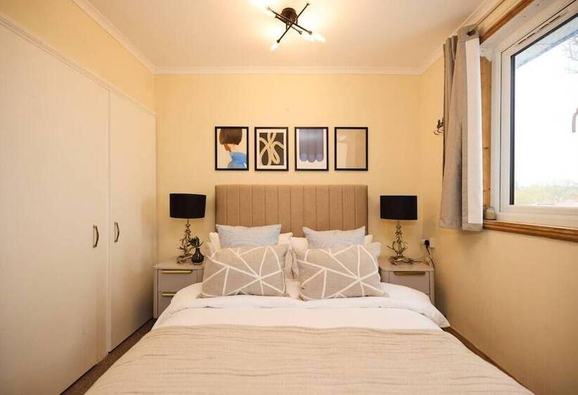 The Enfield Place   Elegant 4bdr House With Garden