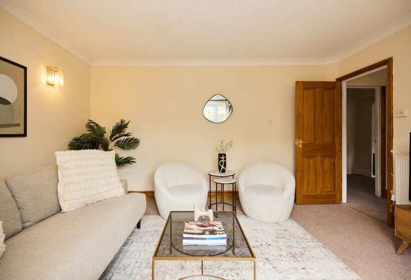 The Enfield Place   Elegant 4bdr House With Garden