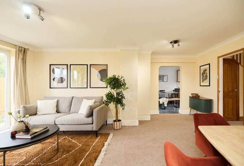 The Enfield Place   Elegant 4bdr House With Garden