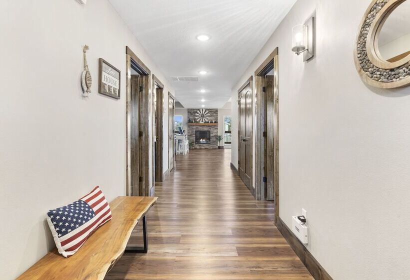 The Rock At Branson Cove 5 Bdr On Table Rock!