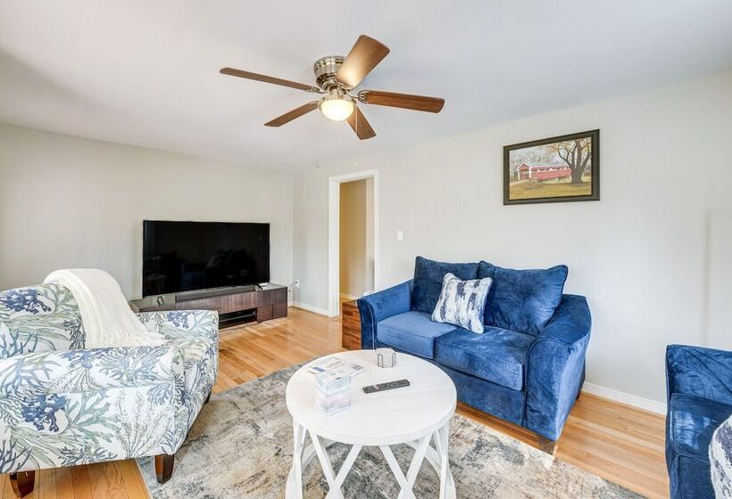 Toano Home W/ Screened Porch: Steps To Lake!