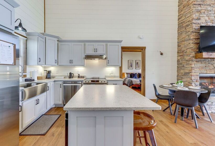 Upscale Ellijay Cottage W/ Private Hot Tub & Grill