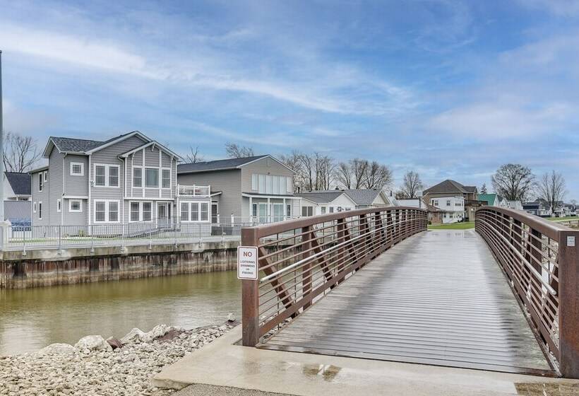 Waterfront Buckeye Lake House: Deck + Views!