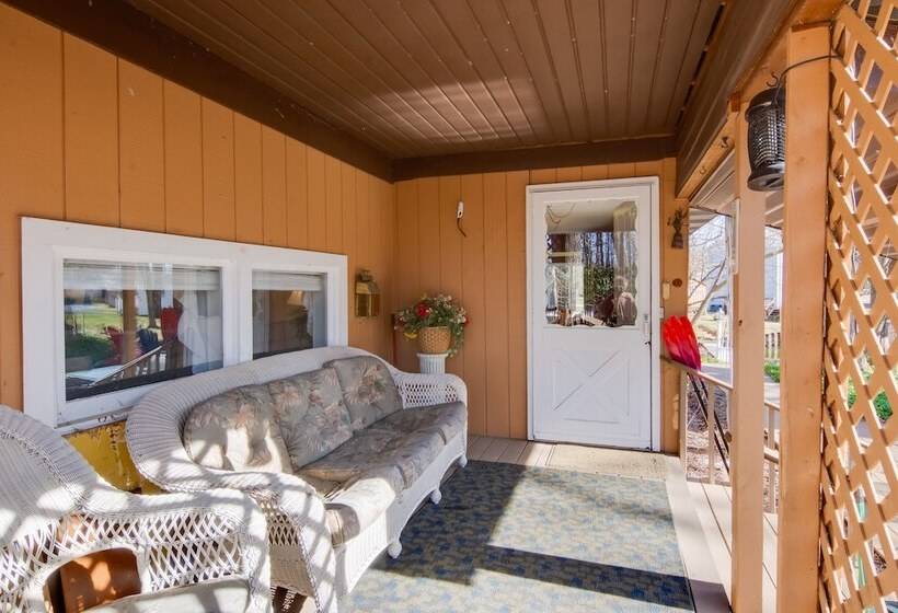 Waterfront Cottage Dock & Chautauqua Lake Access