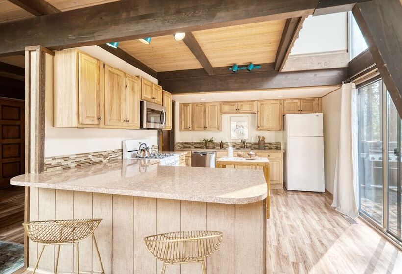 Alder By Avantstay Moody Retreat: Patio, Hot Tub In Sunriver!