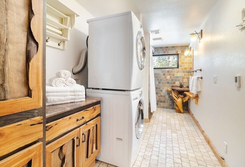 Base Camp By Avantstay Magical Cabin W/ Sauna, Hot Tub & Close To Snow & Golf