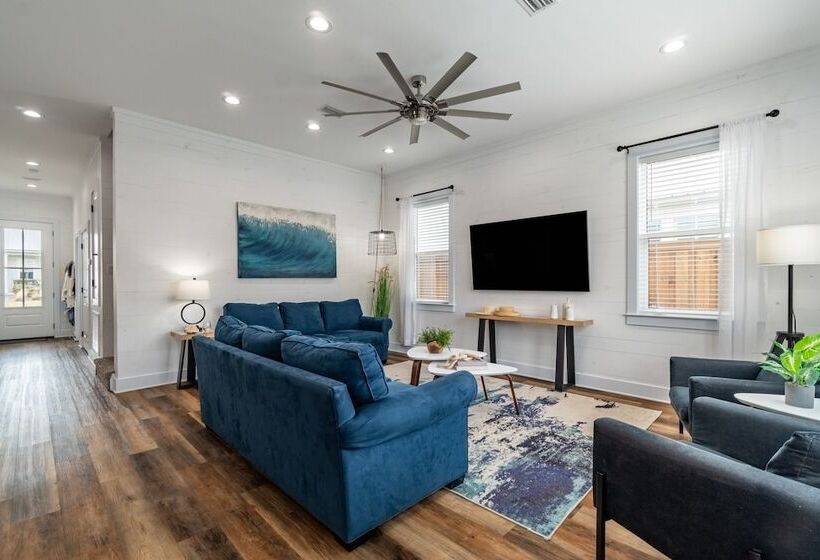 Bottlenose By Avantstay Walk To Miramar Beach