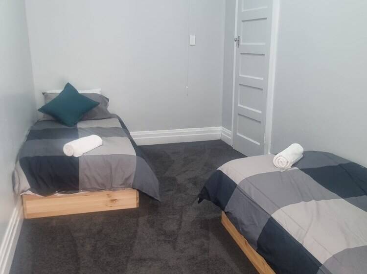 Commercial Hotel Young