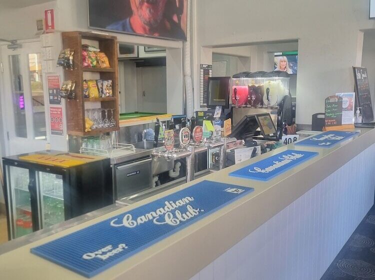 Commercial Hotel Young