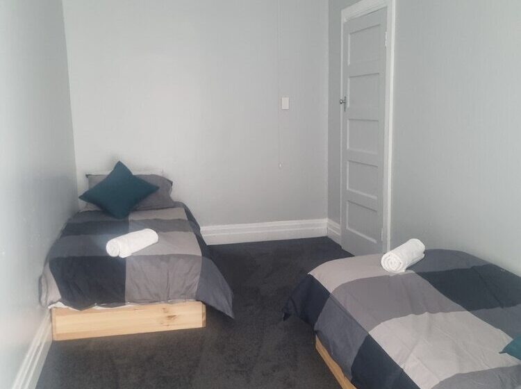 Commercial Hotel Young