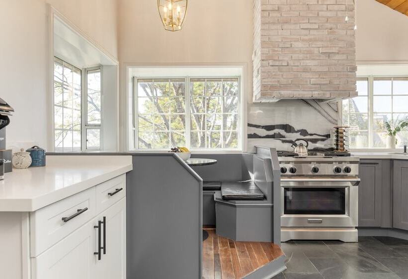 Enchanted Forest By Avantstay Indoor Hot Tub!