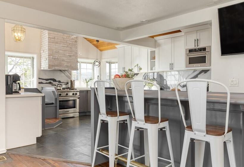 Enchanted Forest By Avantstay Indoor Hot Tub!