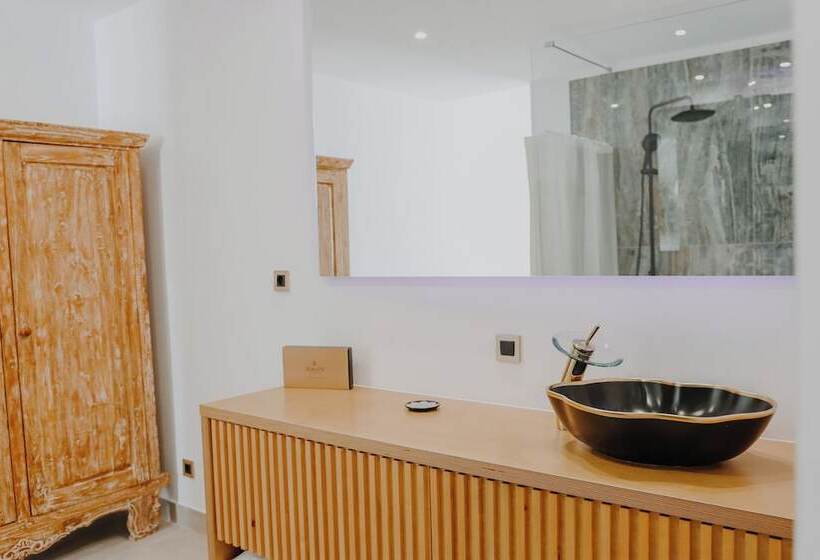 هتل Black Amber Boutique