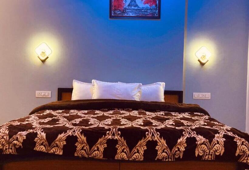 فندق Snow Crest Residency