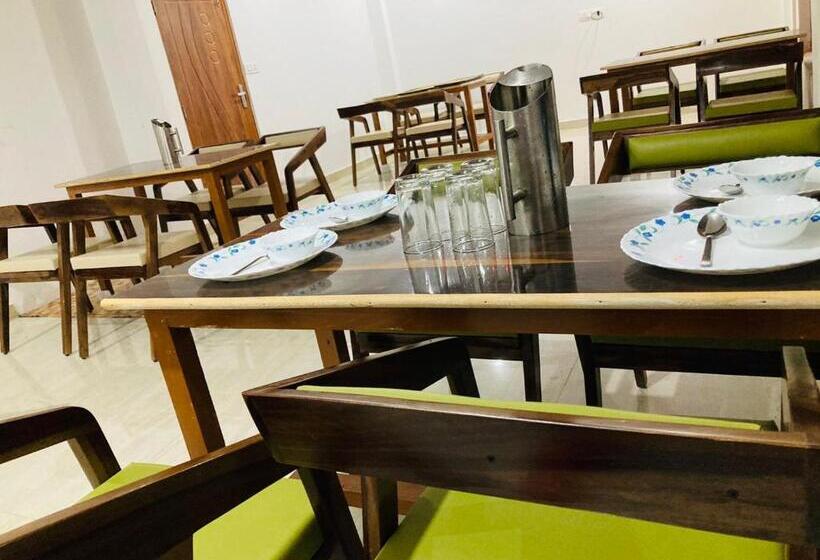 فندق Snow Crest Residency