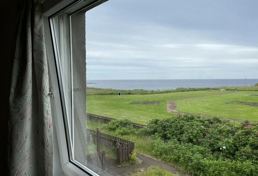 Отель Wick Bay Apartments