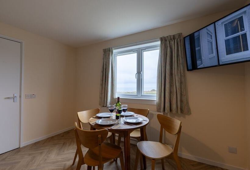 Отель Wick Bay Apartments