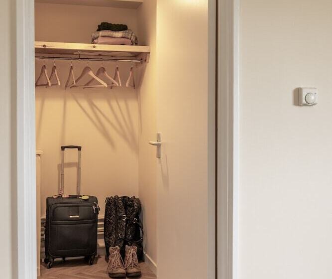 Отель Wick Bay Apartments