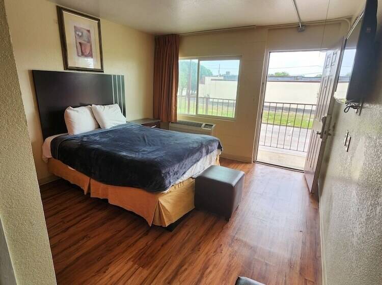 汽车旅馆  Hometown Inn And Suites