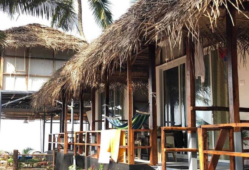 فندق Agonda Beach Chalets