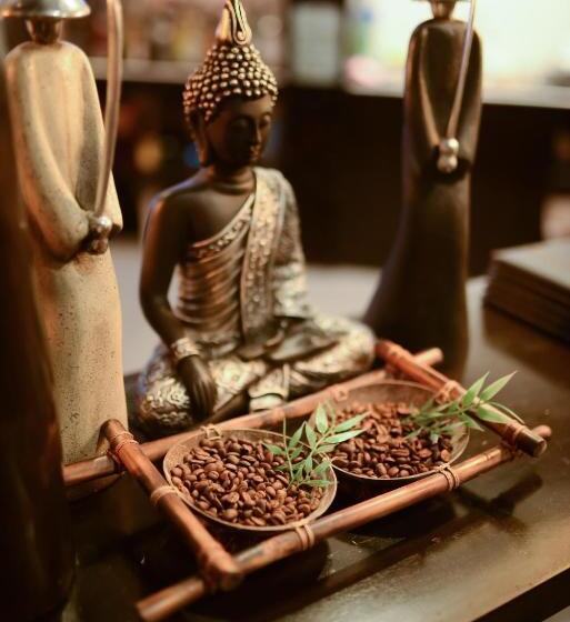 هتل Alona Royal Palm Resort