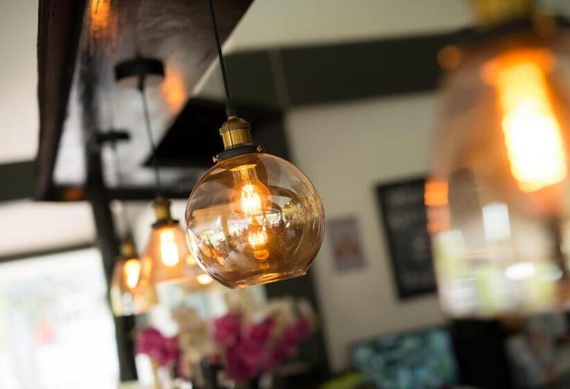 هتل Alona Royal Palm Resort